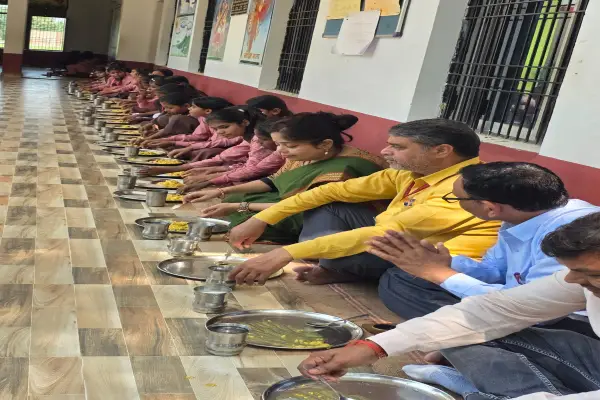 अंबेडकरनगर में 1583 स्कूलों का एक दिन में निरीक्षण, बच्चों के साथ बैठकर खाया मध्यान्ह भोजन